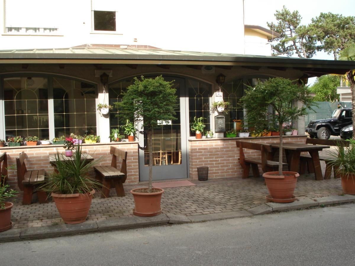 La Quercia Hotel Lignano Sabbiadoro Buitenkant foto