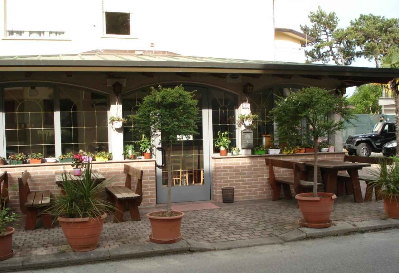 La Quercia Hotel Lignano Sabbiadoro Buitenkant foto