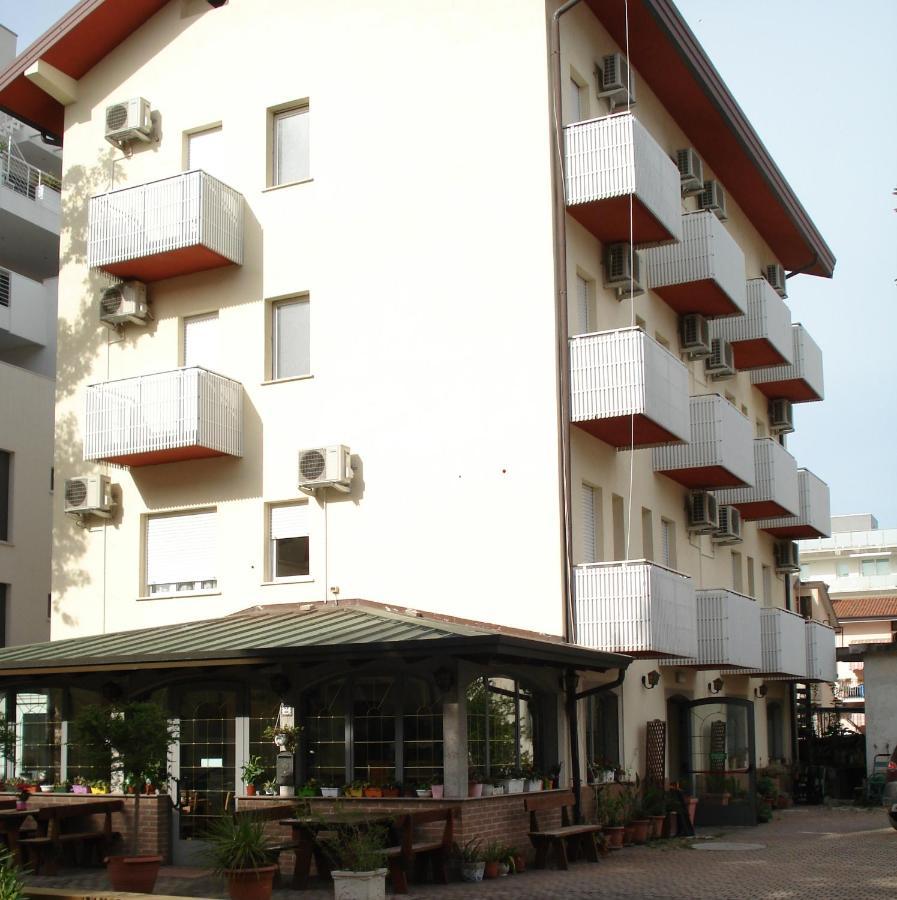La Quercia Hotel Lignano Sabbiadoro Buitenkant foto