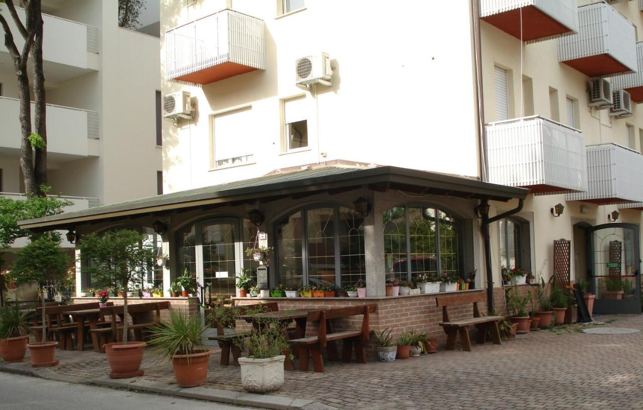 La Quercia Hotel Lignano Sabbiadoro Buitenkant foto