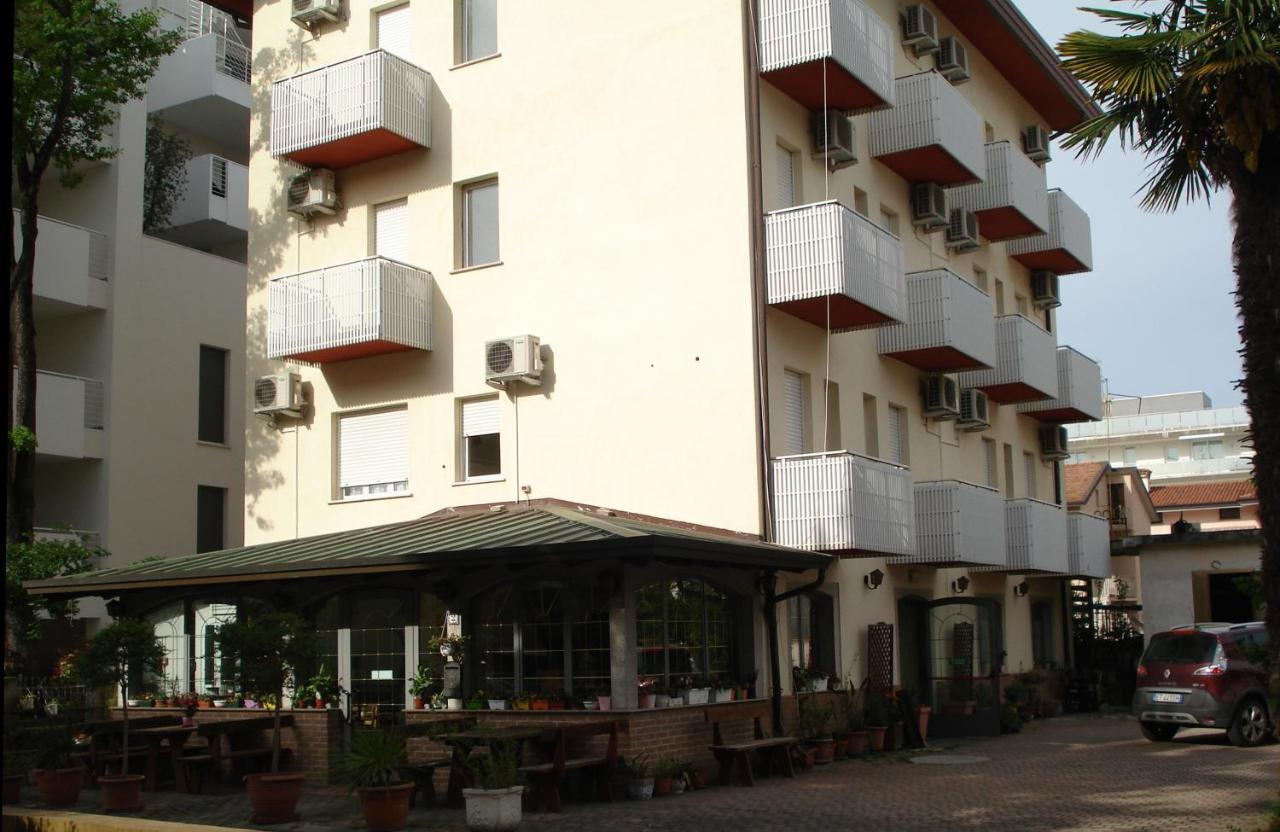 La Quercia Hotel Lignano Sabbiadoro Buitenkant foto