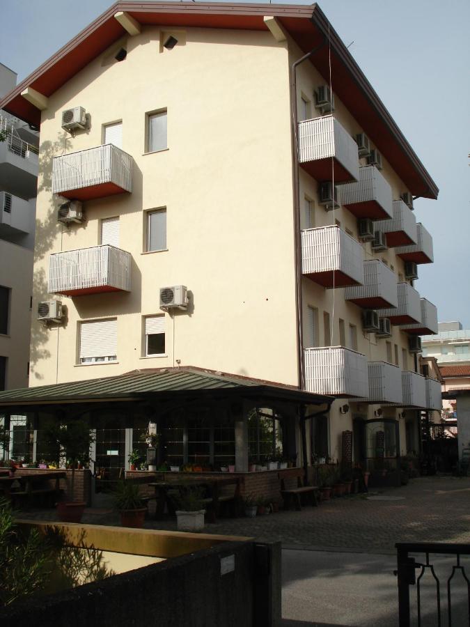 La Quercia Hotel Lignano Sabbiadoro Buitenkant foto